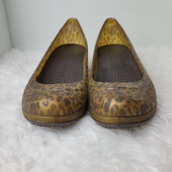 Crocs Carlisa Womens Mini Wedge Shoes Size 8 Slip On Closed Toe Leopard Print - Picture 2 of 11